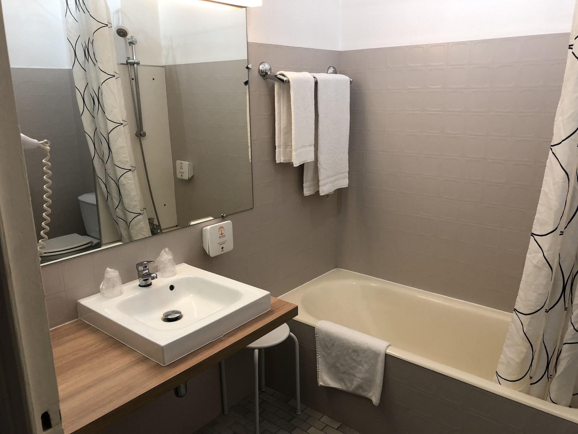 Adonis Lyon Est Hotel Artys Saint-Priest-en-Jarez Kültér fotó