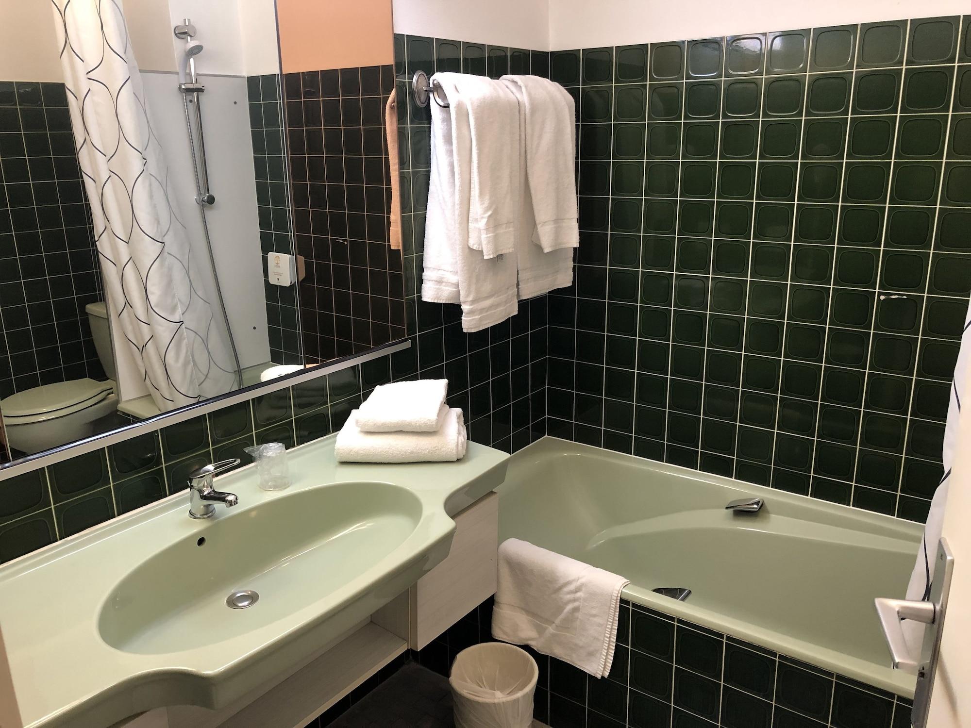 Adonis Lyon Est Hotel Artys Saint-Priest-en-Jarez Kültér fotó
