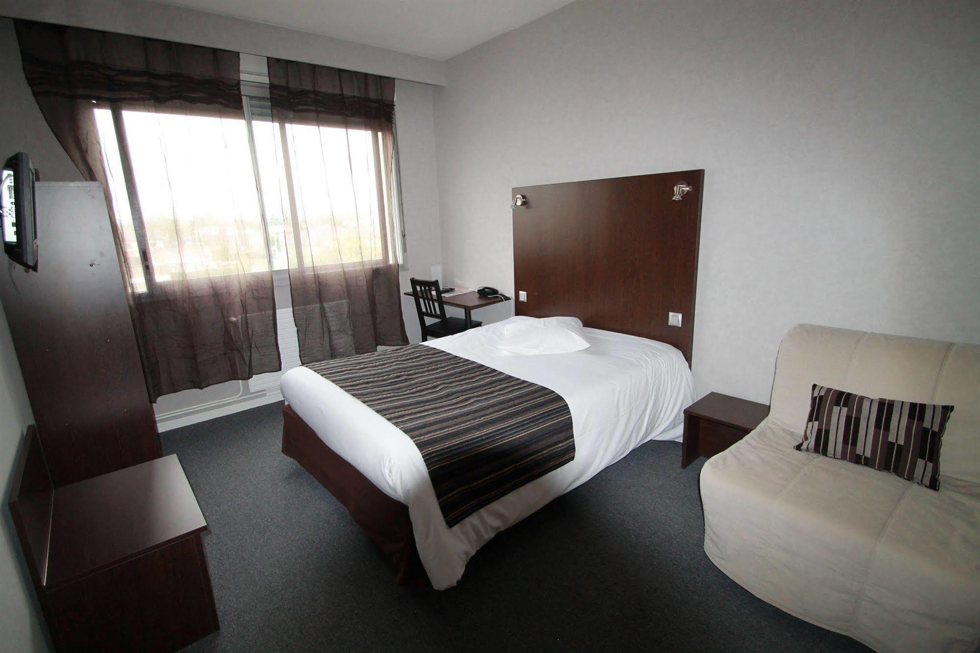 Adonis Lyon Est Hotel Artys Saint-Priest-en-Jarez Kültér fotó